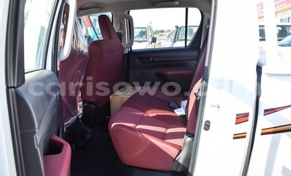 Sayi Imported Toyota Hilux White Mota in Import - Dubai a Benin Sayi Imported Toyota Hilux White Mota in Import - Dubai a Benin