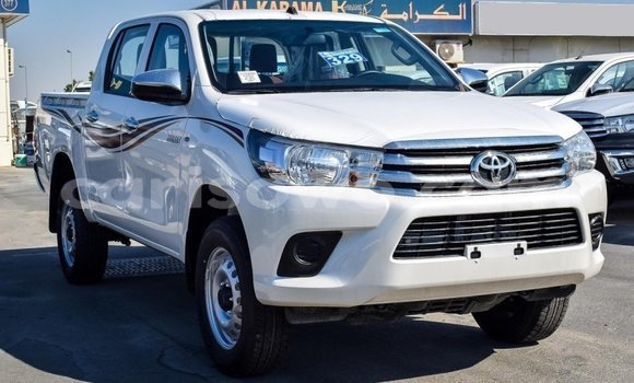 Sayi Imported Toyota Hilux White Mota in Import - Dubai a Benin Sayi Imported Toyota Hilux White Mota in Import - Dubai a Benin