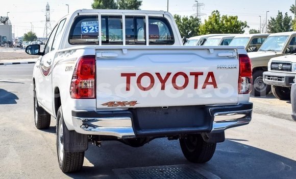 Sayi Imported Toyota Hilux White Mota in Import - Dubai a Benin Sayi Imported Toyota Hilux White Mota in Import - Dubai a Benin
