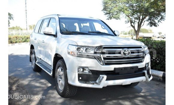 Acheter Import Voiture Toyota Land Cruiser Blanc à Import - Dubai, Benin Acheter Import Voiture Toyota Land Cruiser Blanc à Import - Dubai, Benin