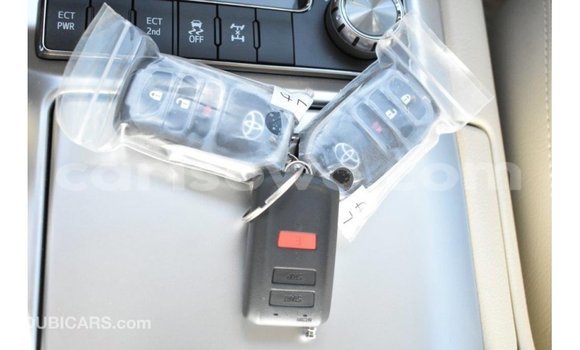 Acheter Import Voiture Toyota Land Cruiser Blanc à Import - Dubai, Benin Acheter Import Voiture Toyota Land Cruiser Blanc à Import - Dubai, Benin