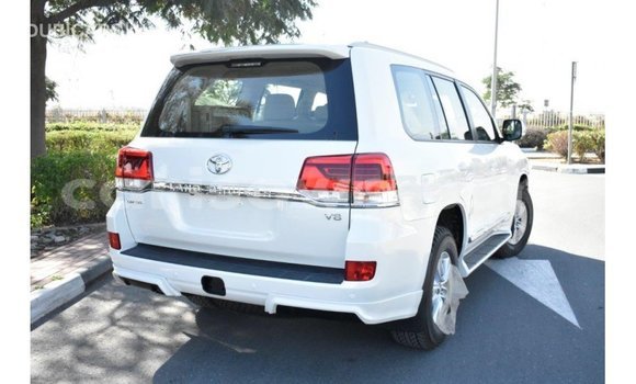 Acheter Import Voiture Toyota Land Cruiser Blanc à Import - Dubai, Benin Acheter Import Voiture Toyota Land Cruiser Blanc à Import - Dubai, Benin