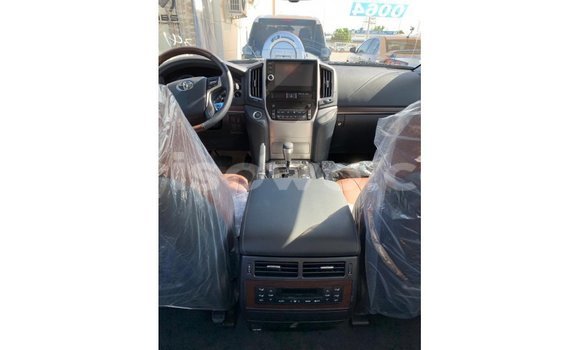 Ra Imported Toyota Land Cruiser funfun Ọkọ̀ in Import - Dubai ni Benin Ra Imported Toyota Land Cruiser funfun Ọkọ̀ in Import - Dubai ni Benin