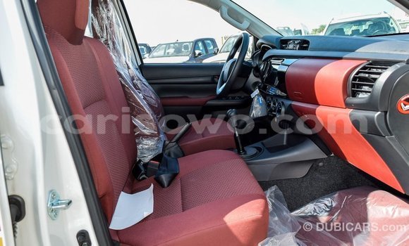 Sayi Imported Toyota Hilux White Mota in Import - Dubai a Benin Sayi Imported Toyota Hilux White Mota in Import - Dubai a Benin