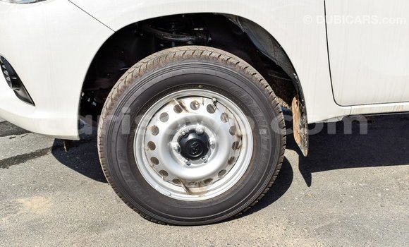 Sayi Imported Toyota Hilux White Mota in Import - Dubai a Benin Sayi Imported Toyota Hilux White Mota in Import - Dubai a Benin