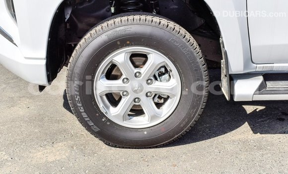 Sayi Imported Mitsubishi L200 White Mota in Import - Dubai a Benin Sayi Imported Mitsubishi L200 White Mota in Import - Dubai a Benin