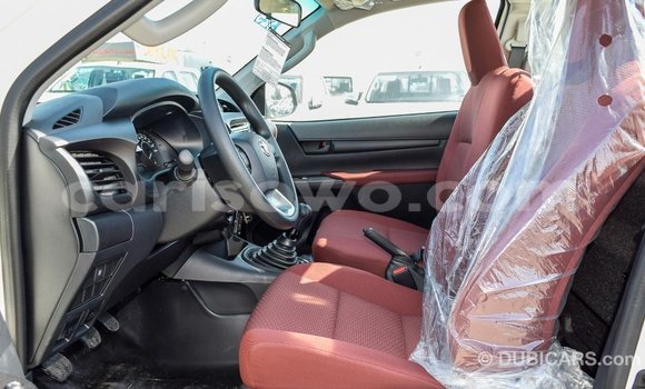 Sayi Imported Toyota Hilux White Mota in Import - Dubai a Benin Sayi Imported Toyota Hilux White Mota in Import - Dubai a Benin
