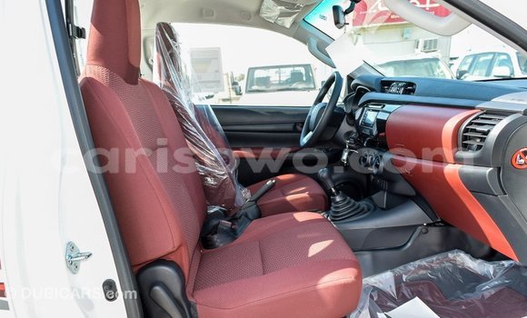 Sayi Imported Toyota Hilux White Mota in Import - Dubai a Benin Sayi Imported Toyota Hilux White Mota in Import - Dubai a Benin