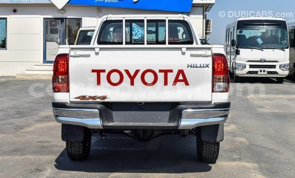 Sayi Imported Toyota Hilux White Mota in Import - Dubai a Benin Sayi Imported Toyota Hilux White Mota in Import - Dubai a Benin