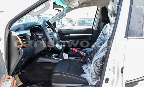 Sayi Imported Toyota Hilux White Mota in Import - Dubai a Benin Sayi Imported Toyota Hilux White Mota in Import - Dubai a Benin