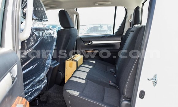 Sayi Imported Toyota Hilux White Mota in Import - Dubai a Benin Sayi Imported Toyota Hilux White Mota in Import - Dubai a Benin