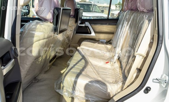 Sayi Imported Toyota Land Cruiser White Mota in Import - Dubai a Benin Sayi Imported Toyota Land Cruiser White Mota in Import - Dubai a Benin