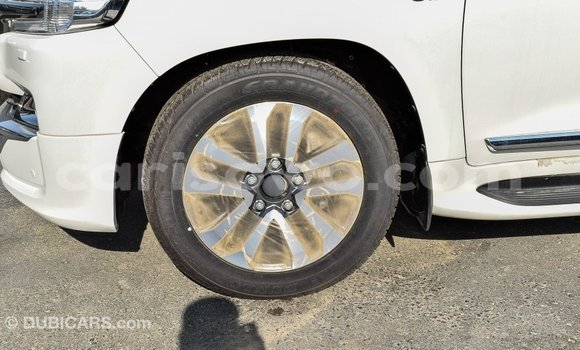 Sayi Imported Toyota Land Cruiser White Mota in Import - Dubai a Benin Sayi Imported Toyota Land Cruiser White Mota in Import - Dubai a Benin