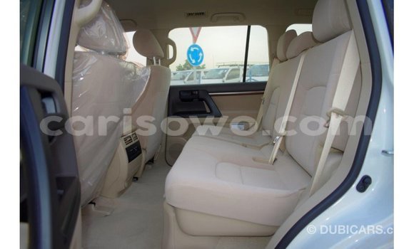 Acheter Import Voiture Toyota Land Cruiser Blanc à Import - Dubai, Benin Acheter Import Voiture Toyota Land Cruiser Blanc à Import - Dubai, Benin