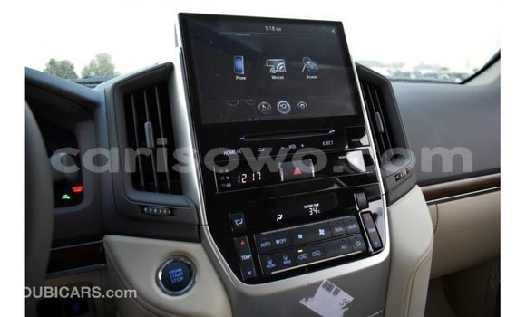 Acheter Import Voiture Toyota Land Cruiser Blanc à Import - Dubai, Benin Acheter Import Voiture Toyota Land Cruiser Blanc à Import - Dubai, Benin