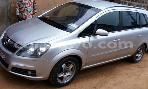 Sayi Na hannu Opel Zafira Azurfa Mota in Cotonou a Benin