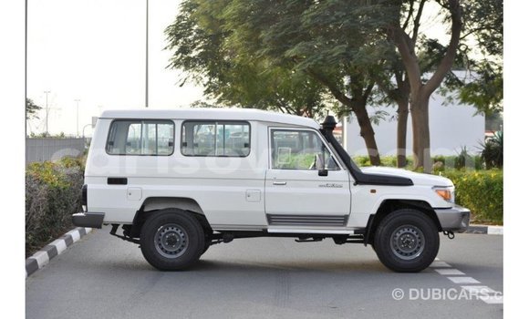 Acheter Import Voiture Toyota Land Cruiser Blanc à Import - Dubai, Benin Acheter Import Voiture Toyota Land Cruiser Blanc à Import - Dubai, Benin