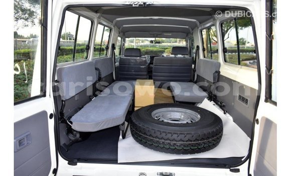 Acheter Import Voiture Toyota Land Cruiser Blanc à Import - Dubai, Benin Acheter Import Voiture Toyota Land Cruiser Blanc à Import - Dubai, Benin
