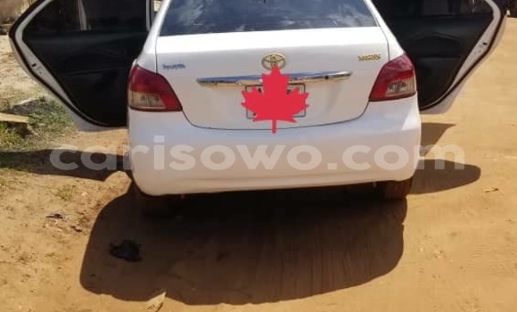 Ra Àlòkù Toyota Yaris funfun Ọkọ̀ in Cotonou ni Benin Ra Àlòkù Toyota Yaris funfun Ọkọ̀ in Cotonou ni Benin