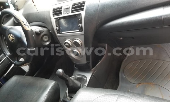 Ra Àlòkù Toyota Yaris funfun Ọkọ̀ in Cotonou ni Benin Ra Àlòkù Toyota Yaris funfun Ọkọ̀ in Cotonou ni Benin