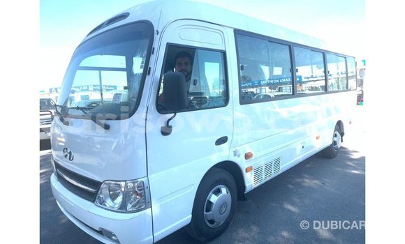 Ra Imported Hyundai Chorus funfun Ọkọ̀ akẹ́rù ńlá in Import - Dubai ni Benin Ra Imported Hyundai Chorus funfun Ọkọ̀ akẹ́rù ńlá in Import - Dubai ni Benin