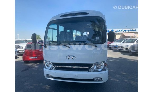Ra Imported Hyundai Chorus funfun Ọkọ̀ akẹ́rù ńlá in Import - Dubai ni Benin Ra Imported Hyundai Chorus funfun Ọkọ̀ akẹ́rù ńlá in Import - Dubai ni Benin