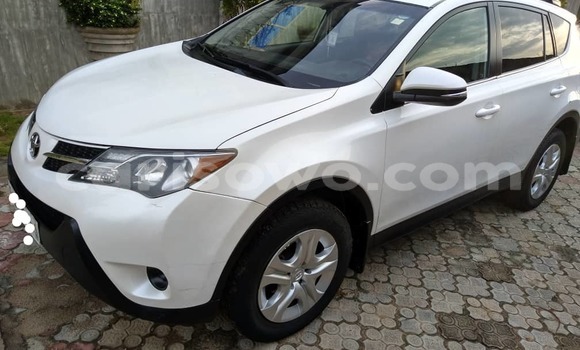 Sayi Na hannu Toyota RAV4 White Mota in Cotonou a Benin Sayi Na hannu Toyota RAV4 White Mota in Cotonou a Benin