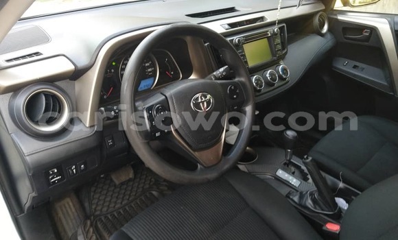 Sayi Na hannu Toyota RAV4 White Mota in Cotonou a Benin Sayi Na hannu Toyota RAV4 White Mota in Cotonou a Benin