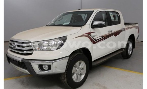 Sayi Imported Toyota Hilux White Mota in Import - Dubai a Benin Sayi Imported Toyota Hilux White Mota in Import - Dubai a Benin