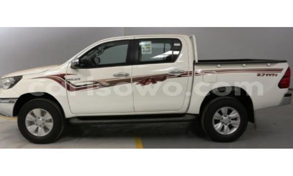 Sayi Imported Toyota Hilux White Mota in Import - Dubai a Benin Sayi Imported Toyota Hilux White Mota in Import - Dubai a Benin
