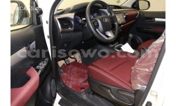 Sayi Imported Toyota Hilux White Mota in Import - Dubai a Benin Sayi Imported Toyota Hilux White Mota in Import - Dubai a Benin