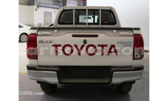 Sayi Imported Toyota Hilux White Mota in Import - Dubai a Benin Sayi Imported Toyota Hilux White Mota in Import - Dubai a Benin