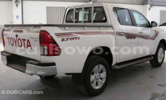 Sayi Imported Toyota Hilux White Mota in Import - Dubai a Benin Sayi Imported Toyota Hilux White Mota in Import - Dubai a Benin