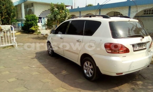 Sayi Na hannu Toyota Avensis Verso White Mota in Cotonou a Benin Sayi Na hannu Toyota Avensis Verso White Mota in Cotonou a Benin