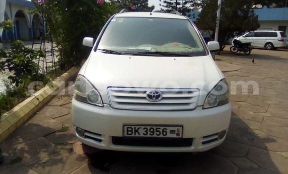 Sayi Na hannu Toyota Avensis Verso White Mota in Cotonou a Benin Sayi Na hannu Toyota Avensis Verso White Mota in Cotonou a Benin