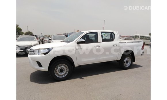 Sayi Imported Toyota Hilux White Mota in Import - Dubai a Benin Sayi Imported Toyota Hilux White Mota in Import - Dubai a Benin
