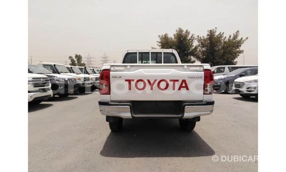 Sayi Imported Toyota Hilux White Mota in Import - Dubai a Benin Sayi Imported Toyota Hilux White Mota in Import - Dubai a Benin