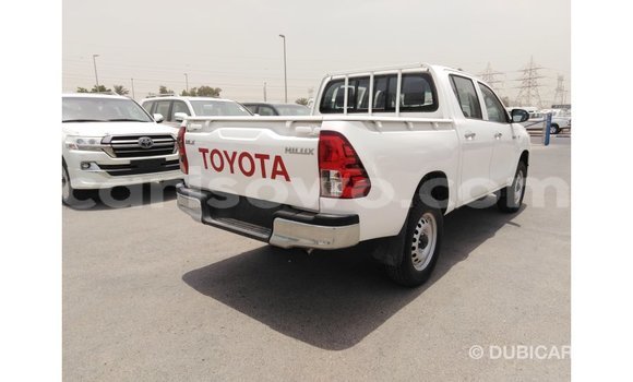 Sayi Imported Toyota Hilux White Mota in Import - Dubai a Benin Sayi Imported Toyota Hilux White Mota in Import - Dubai a Benin