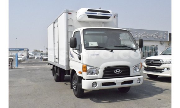 Sayi Imported Hyundai Chorus White Babbar mota in Import - Dubai a Benin