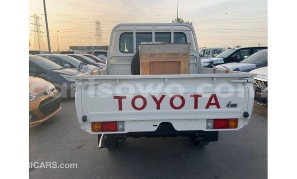 Sayi Imported Toyota Land Cruiser White Mota in Import - Dubai a Benin Sayi Imported Toyota Land Cruiser White Mota in Import - Dubai a Benin