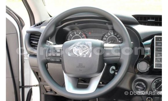 Sayi Imported Toyota Hilux White Mota in Import - Dubai a Benin Sayi Imported Toyota Hilux White Mota in Import - Dubai a Benin