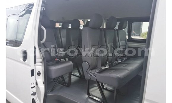 Acheter Import Voiture Toyota Hiace Blanc à Import - Dubai, Benin Acheter Import Voiture Toyota Hiace Blanc à Import - Dubai, Benin