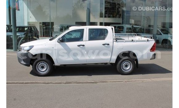 Sayi Imported Toyota Hilux White Mota in Import - Dubai a Benin Sayi Imported Toyota Hilux White Mota in Import - Dubai a Benin