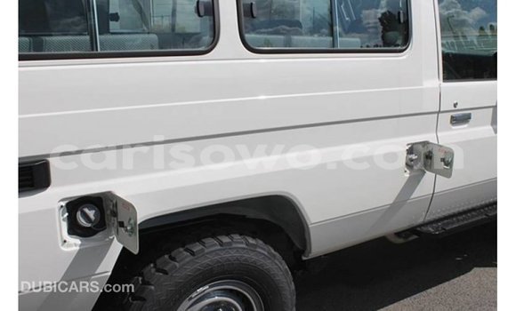 Acheter Import Voiture Toyota Land Cruiser Blanc à Import - Dubai, Benin Acheter Import Voiture Toyota Land Cruiser Blanc à Import - Dubai, Benin