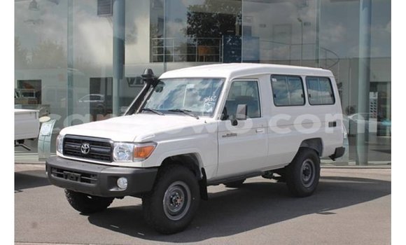Sayi Imported Toyota Land Cruiser White Mota in Import - Dubai a Benin Sayi Imported Toyota Land Cruiser White Mota in Import - Dubai a Benin