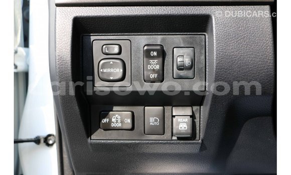 Acheter Import Voiture Toyota Tundra Blanc à Import - Dubai, Benin Acheter Import Voiture Toyota Tundra Blanc à Import - Dubai, Benin