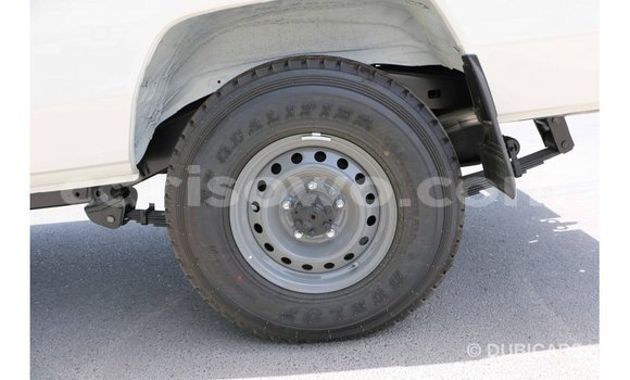 Sayi Imported Toyota Land Cruiser White Mota in Import - Dubai a Benin Sayi Imported Toyota Land Cruiser White Mota in Import - Dubai a Benin