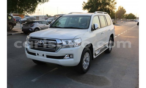Sayi Imported Toyota Land Cruiser White Mota in Import - Dubai a Benin Sayi Imported Toyota Land Cruiser White Mota in Import - Dubai a Benin
