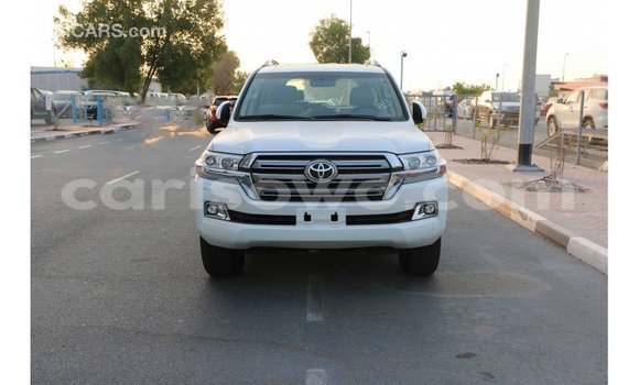 Sayi Imported Toyota Land Cruiser White Mota in Import - Dubai a Benin Sayi Imported Toyota Land Cruiser White Mota in Import - Dubai a Benin