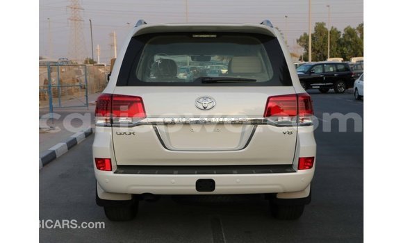 Sayi Imported Toyota Land Cruiser White Mota in Import - Dubai a Benin Sayi Imported Toyota Land Cruiser White Mota in Import - Dubai a Benin